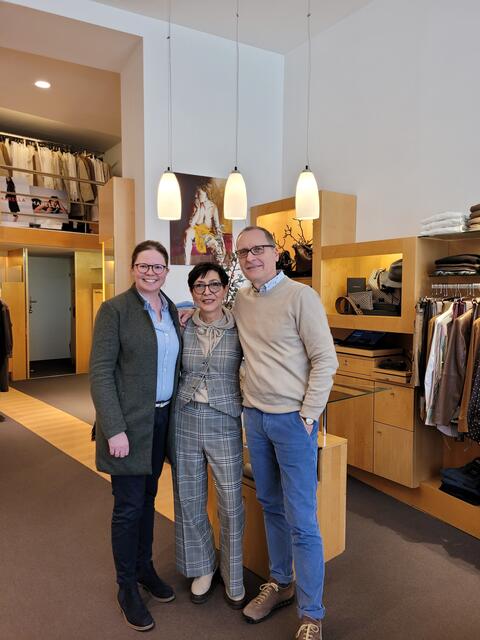 Klaus Kalchhauser und Gattin mit Andrea Lautermüller.
| Foto: Moda Duomo