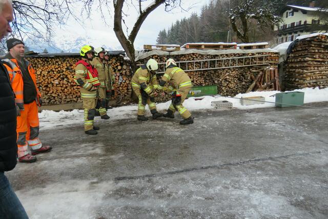 Die Feuerwehr Pfarrwerfen barg das Schwerfahrzeug mit der Einbauseilwinde des Tanklöschfahrzeugs und dem Greifzug. | Foto: Freiwillige Feuerwehr Pfarrwerfen