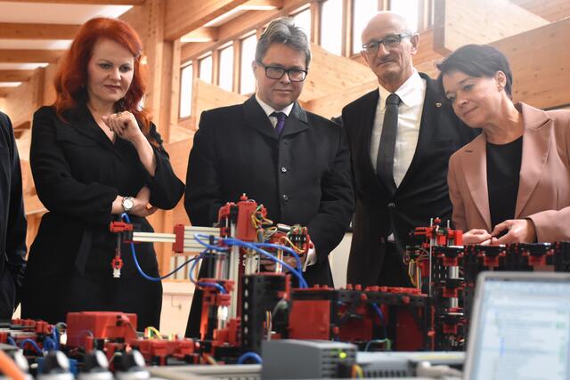 Beim Rundgang wurden Einblicke in die vielfältige theoretische und fachpraktische Ausbildung am Standort Reutte gegeben. | Foto: Land Tirol/ Krepper