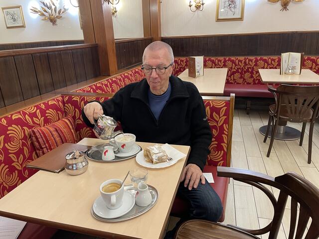 Die tägliche Mehlspeise in den verschiedenen Cafés in der Stadt Salzburg hat sich zu einem wahren Ritual bei ihm entwickelt, ebenso das dazugehörige "Beweisfoto" von Apfelstrudel, Schokotorte, Erdbeerschnitte und Co. | Foto: Lisa Gold