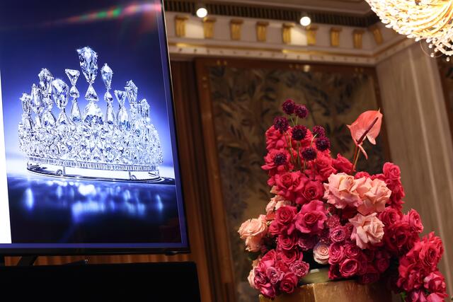 Die Opernball-Tiara besteht aus 233 Kristallen und wird von jeder der 160 Debütantinnen bei der Eröffnung getragen.  | Foto: Katharina Schiffl/Swarovski