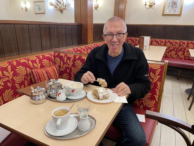 Ein Tag ohne Kuchen? Das gibt es bei Robert Herbe kaum: Dem "Cake of the Day" hat der Salzburger sogar einen Song gewidmet.
 | Foto: Lisa Gold