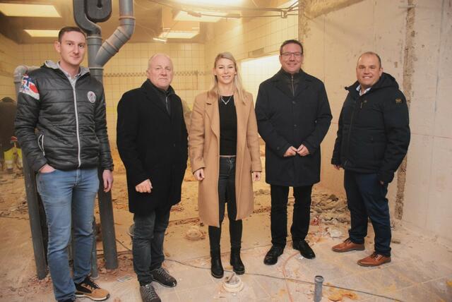 v.l.: Techniker Maximilian Lettner (Hochbau), Stadtrat Bernhard Wagner, Pächterin Sarah Holzer, Bürgermeister Christian Haberhauer, Abteilungsleiter Gebäudemanagement und Infrastruktur Richard Biber | Foto: Stadt Amstetten
