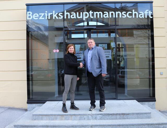 Bezirkshauptfrau Eva Loidhold gratuliert dem neuen Vizebürgermeister Dietmar Mazagg zu seinem Amtsantritt. | Foto: Land Tirol