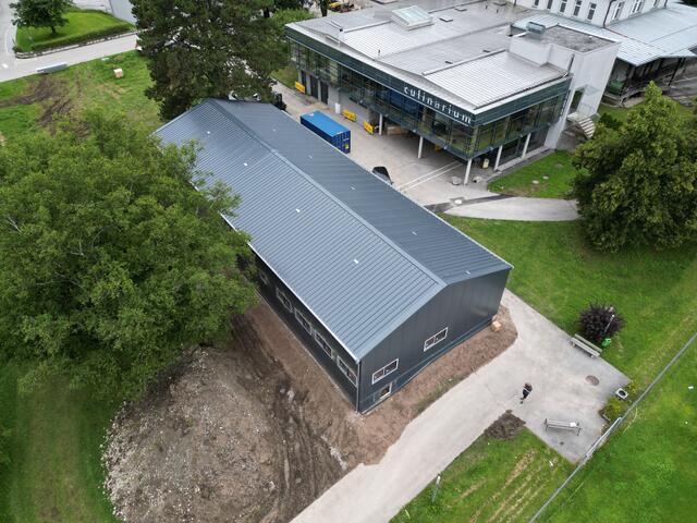 Am LKH Hall wird derzeit eine Großküche gebaut. Während der Bauphase wurde südlich der bestehenden Küche eine eigene Halle aufgestellt. 
