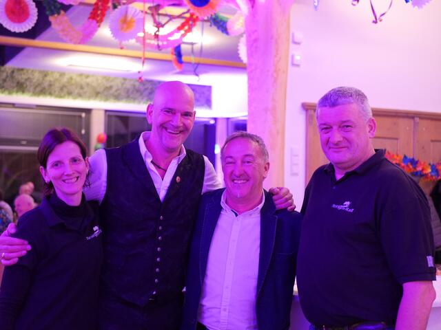 Udo Wenders war im Heurigen-Stadl Ehrenhöfer zu Gast: Beate Ehrenhöfer, Udo Wenders, Alois Gerngross, Gerald Ehrenhöfer | Foto: Michelle Holzmann