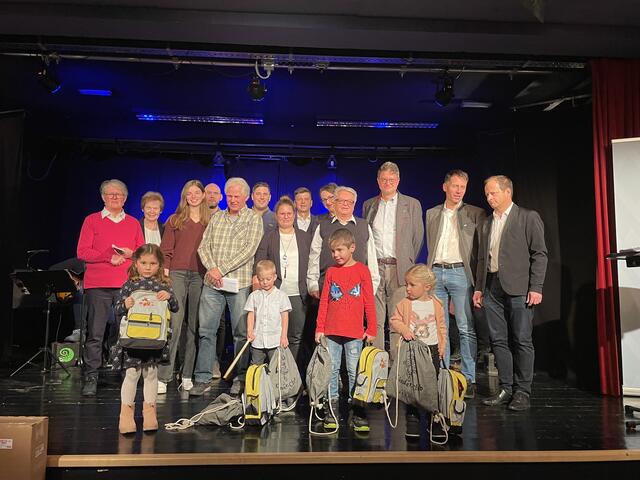 Strahlende Gesichter bei den Hauptpreisgewinnern, den Glücksengerln und Sponsoren.