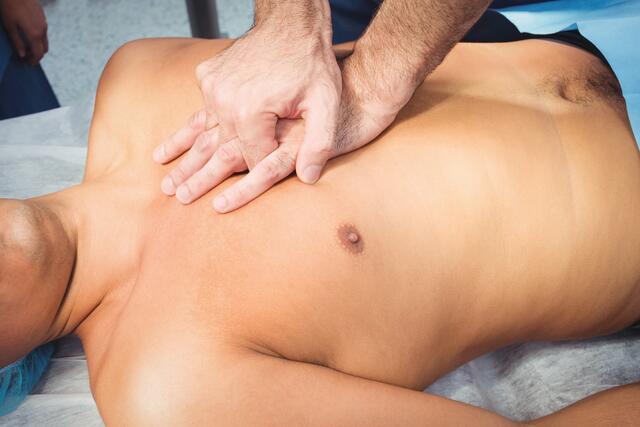 Wichtig für eine effektive Herzdruckmassage: Die richtige Drucktiefe und der Takt – 100 bis 120 Mal pro Minute muss man drücken. | Foto: panthermedia/WavebreakmediaMicro