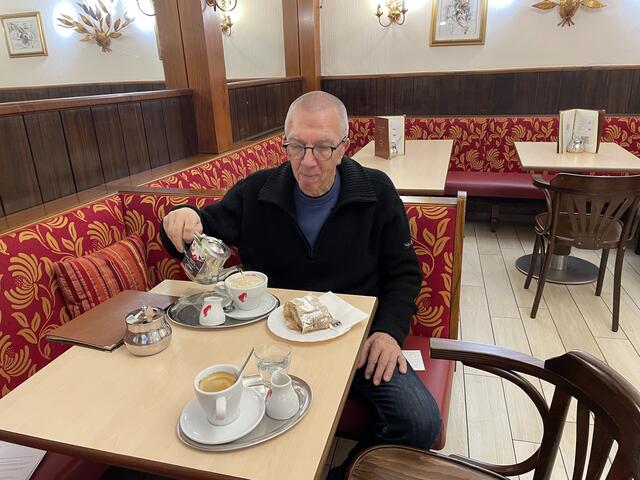 Die tägliche Mehlspeise in den verschiedenen Cafés in der Stadt Salzburg hat sich zu einem wahren Ritual bei ihm entwickelt, ebenso das dazugehörige "Beweisfoto" von Apfelstrudel, Schokotorte, Erdbeerschnitte und Co. | Foto: Lisa Gold
