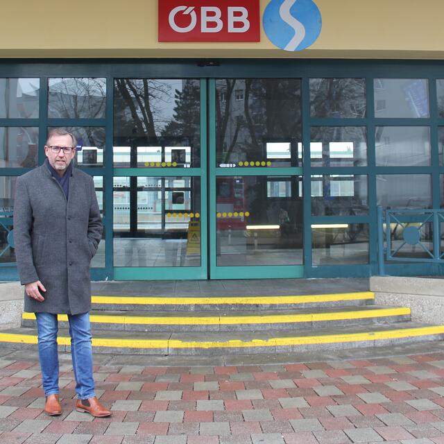 Bürgermeister Christian Deleja-Hotko wies die ÖBB erneut auf die nicht barrierefreien Schwachstellen am Ennser Bahnhof hin. | Foto: Stadtamt Enns/Schlögl
