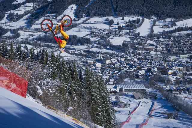 Fabio Wibmers Akrobatik an der Hausbergkante. | Foto: Red Bull/Platzer/Berger