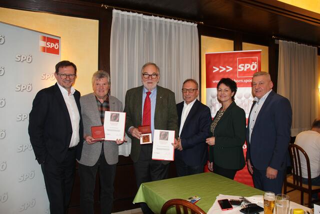 Ehrungen: Rudi Silvan gratulierte Gerhard Zauner und Josef Heimberger (Viktor Adler Plakette)Josef Wiesinger, Manuela Popp und Josef Kromisan