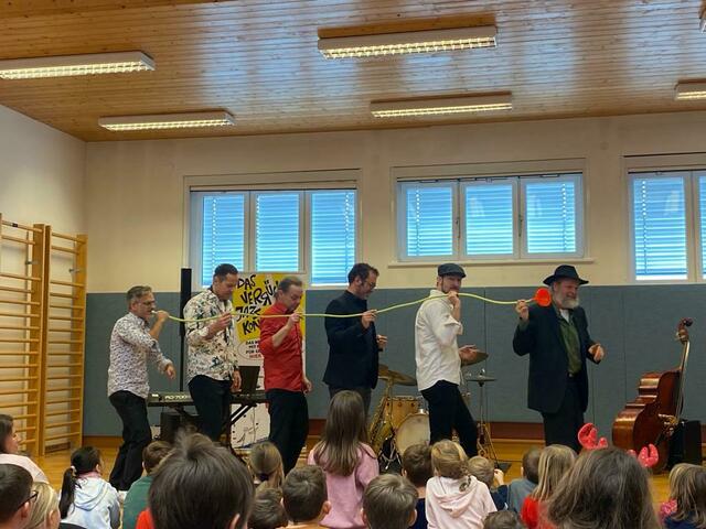 Martin Gasselsberger und seine Kollegen brachten den Volksschulkindern von Gaspoltshofen die Welt des Jazz spielerisch näher. | Foto: VS Gaspoltshofen