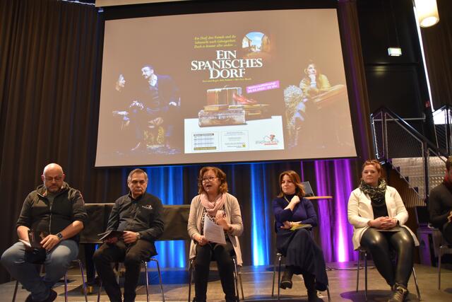 Die Spielsaison des Stadttheaters Kufstein beginnt mit der Uraufführung des Stücks "Ein spanisches Dorf" von Mili Poblete.   | Foto: Barbara Fluckinger
