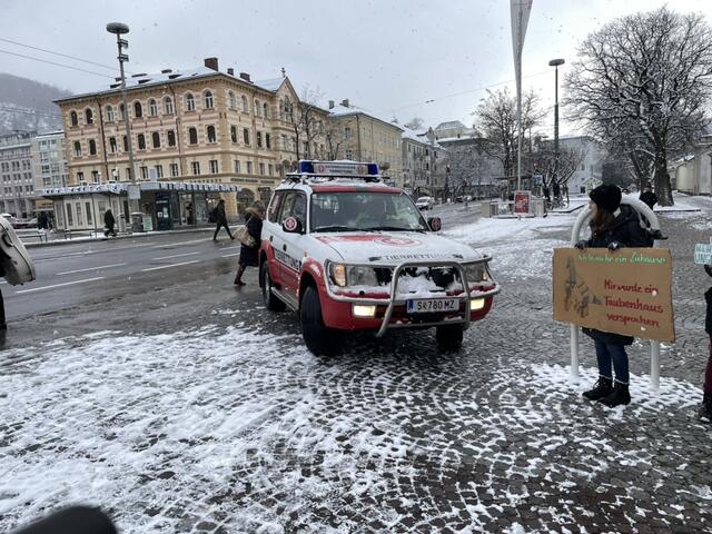 Auch die Österreichische Tierrettung gesellte sich zur Demonstration. | Foto: Philip Steiner