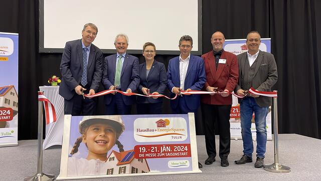 Geschäftsführer der Messe Tulln Wolfgang Strasser, Präsident des NÖ Landtages Karl Wilfing, Michaela Smertnig - Ecoplus NÖ Wirtschaftsagentur, Bürgermeister Peter Eisenschenk, 7 auf 1 Streich - Architekt Heinrich Schuller und Stefan Zamecnik - Landesinnung der Tischler, eröffneten die HausBau+EnergieSparen Tulln.  | Foto: Victoria Edlinger