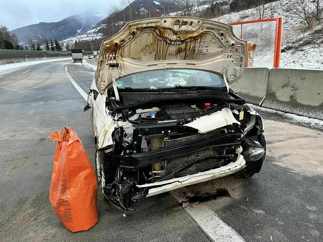 Der Fahrer konnte sich selbst befreien.  | Foto: FF Katschberg