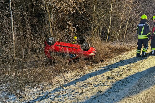 Der Fahrzeuglenker blieb bei dem Unfall unverletzt. | Foto: FF Pimpfing