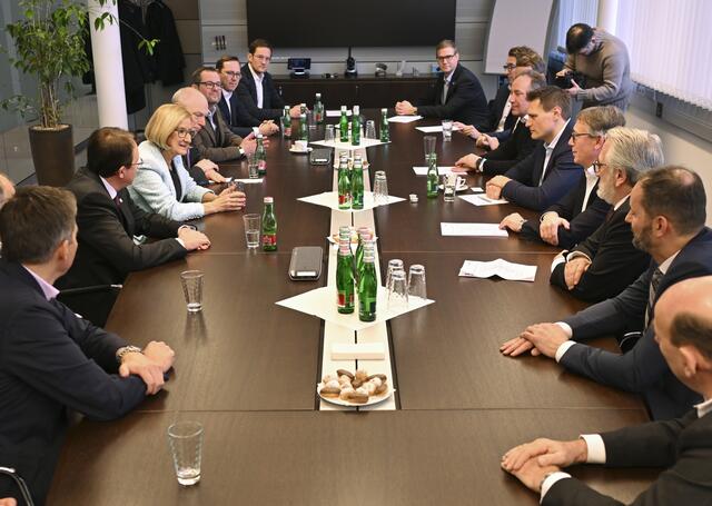 Alle Beteiligten freuten sich bei einem Lokalaugenschein bei der Voith Group auf die zukünftige Zusammenarbeit | Foto: NLK FIlzwieser