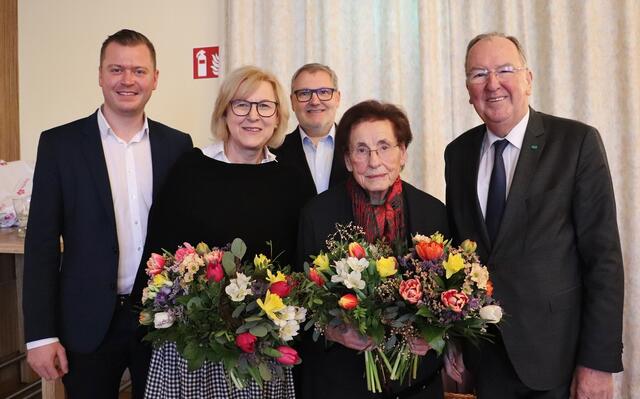Ulrike Herunter und Rosalia Tantscher mit Seniorenbund-Landesobmann BR Ernest Schwindsackl (re) sowie Vzbgm. Michael Konrad und Gerhard Herunter vom Gemeindevorstand Kalsdorf.  | Foto: Edith Ertl