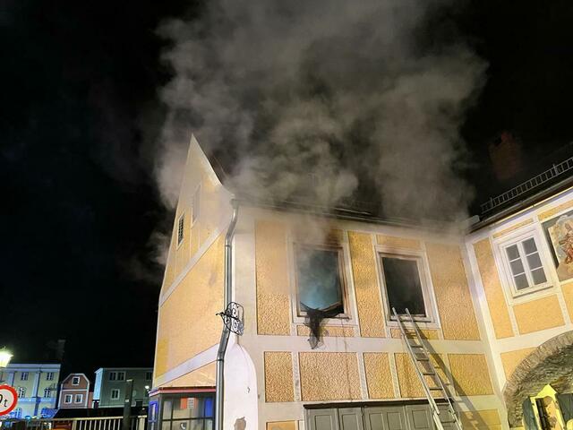 122 Feuerwehrmitglieder mit 8 Atemschutztrupps konnten den Brand bekämpfen. | Foto: Bfkdo Amstetten