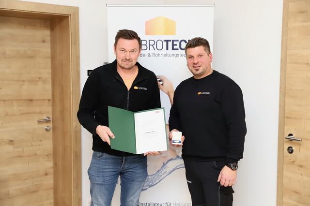 Gebro-Tech-Geschäftsführer Jürgen Gleichweit (l.) dankte Andreas Wels für seine Firmentreue. | Foto: Alfred Mayer