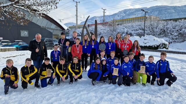 Egal ob Damen-, Mixed-, Herren- oder Nachwuchsbewerbe - Tirols Eisstocksportler sind einsatzbereit. | Foto: Schwaighofer