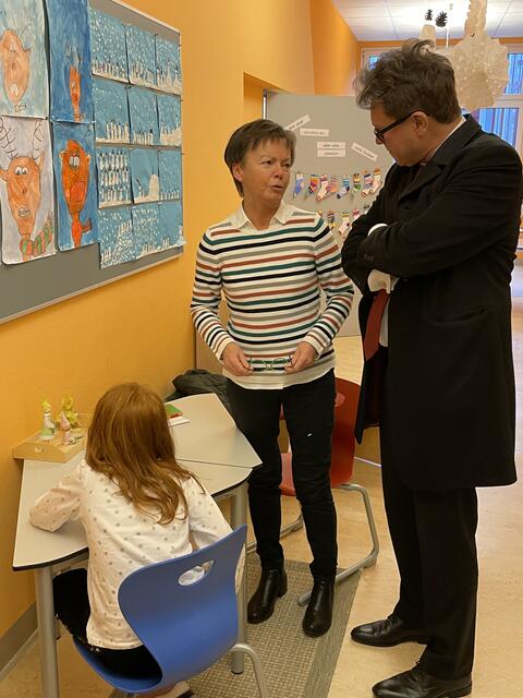 Minister Martin Polaschek traf auch „Lese-Oma“ Erni Pötzelsberger, Mutter von ORF-Moderator Tobias Pötzelsberger. | Foto: Ebner