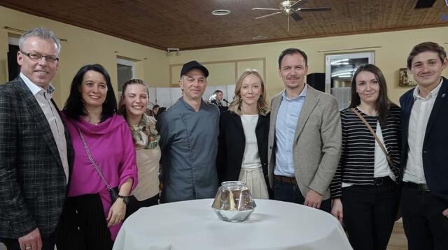 V. l.: Vizebürgermeister Andreas Peck mit Gattin Tamara, Karina und Bastl Peck, Bürgermeister Philipp Pelzer mit Gattin Angelika, 2. Vizebürgermeister Dominik Hautzinger mit Kristina Pfeffer in Andau | Foto: Andreas Peck