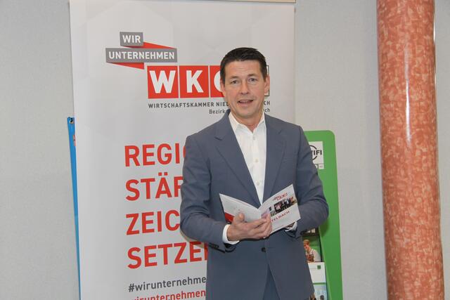 Der Obmann der Bezirksstelle Mistelbach präsentierte bemerkenswerte Zahlen zu den Leistungen der Wirtschaftskammer. | Foto: Lawugger