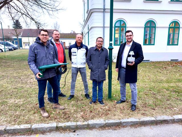 Zusammenarbeit ist besiegelt: Florian Eggenfellner, Thomas Bürger und Maximilian Haller von der EVN mit Amtsleiter Franz Bindreiter und Bürgermeister Andreas Neubauer. | Foto: EVN