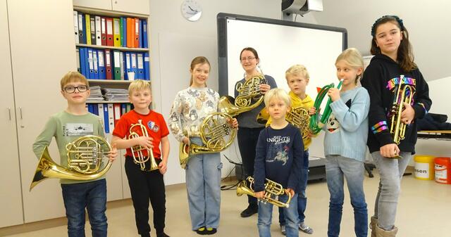 Hornlehrerin Laila Schubert mit Valentin, Leonie, Kilian, Paula, Florian, Olivia, Leonhard und Nathalie. | Foto: Musikschule Korneuburg