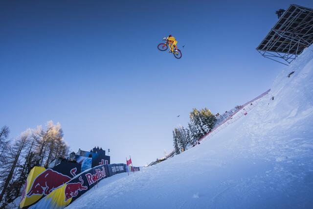 14 Meter Lufststand: Sprung in die Mausefalle. | Foto: Red Bull/Platzer/Berger