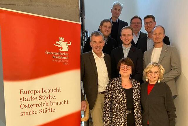 Vorsitzender Bürgermeister Georg Willi (2. Reihe li., Innsbruck) mit den MitgliedervertreterInnen Vizebürgermeisterin Julia Schmid (1. Reihe li., Hall), Bürgermeisterin Elisabeth Blanik (1. Reihe re., Lienz), Gemeinderat Johannes Anzengruber (2. Reihe re., Innsbruck), Vizebürgermeister Marco Seelos (2. Reihe Mitte, Imst), Bürgermeister Christian Härting (3. Reihe re., Telfs), Bürgermeister Josef Karbon (3. Reihe Mitte, Rum), Vizebürgermeister Stefan Graf (3. Reihe li., Kufstein) und Bürgermeister Dietmar Wallner (4. Reihe, Jenbach).  | Foto: Stadt Innsbruck