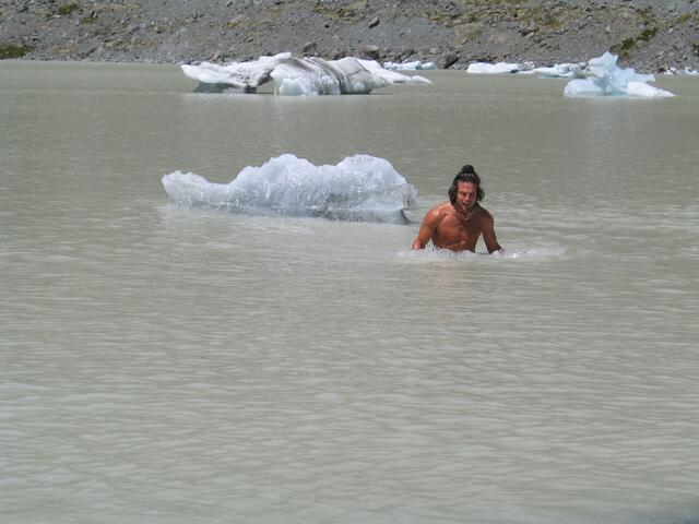 Eisige Temperaturen im Bergsee des Mount Cook | Foto: Leibetseder