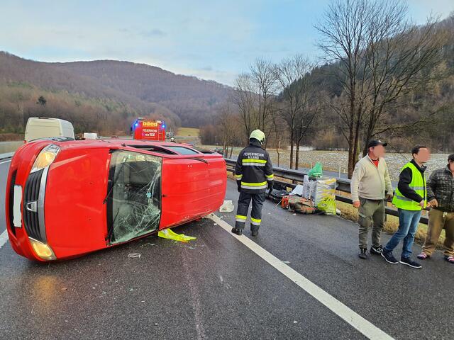 Unfall in Alland: Das Auto landete auf der Seite. | Foto: FF Alland