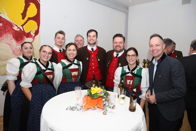 Die Mitglieder des Trachtenvereins „Die Amraser“ mit Vizebgm. Lassenberger | Foto: Arbeitsgemeinschaft Amras