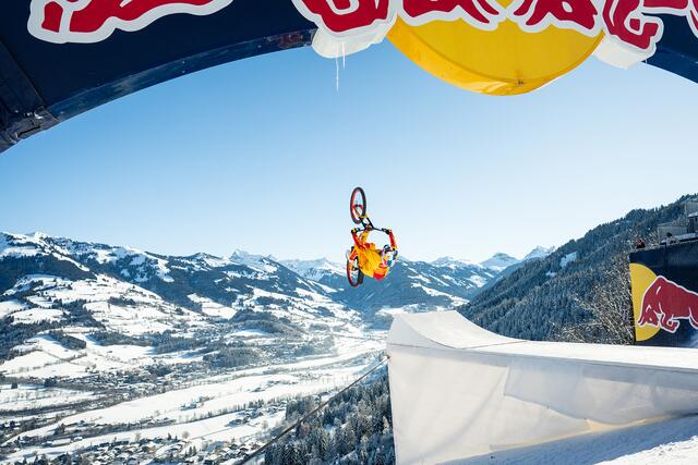Sprung an der Hausbergkante. | Foto: Red Bull/Platzer/Berger
