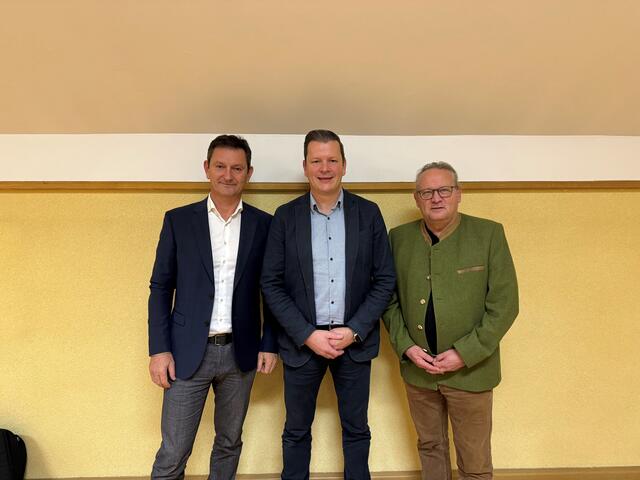 Bürgermeister Markus Mitterbaur, Gemeindeparteiobmann Robert Heuberger und Bezirksparteiobmann Wolfgang Stanek beim Gemeindeparteitag der ÖVP Piberbach. | Foto: OÖVP Linz-Land