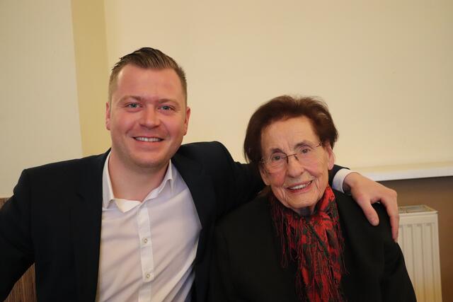Vzbgm. Michael Konrad und Seniorenbund-Bezirksobfrau Rosalia Tantscher, die jetzt auch Ehrenobfrau der Ortsgruppe Kalsdorf ist.  | Foto: Edith Ertl