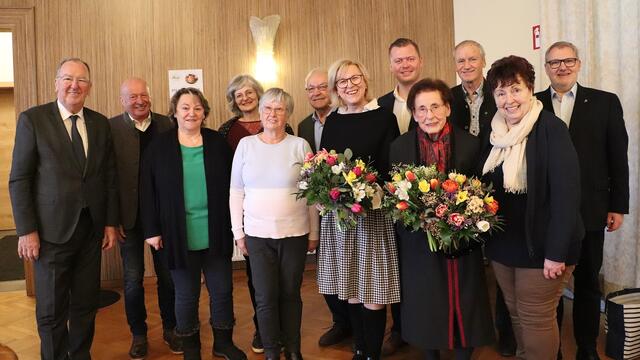 Ulrike Herunter und Rosalia Tantscher mit dem erweiterten Vorstand des Seniorenbundes Ortsgruppe Kalsdorf, Landesobmann Ernest Schwindsackl (re) sowie Vzbgm. Michael Konrad und VP-Ortsparteiobmann GV Gerhard Herunter (re)  | Foto: Edith Ertl