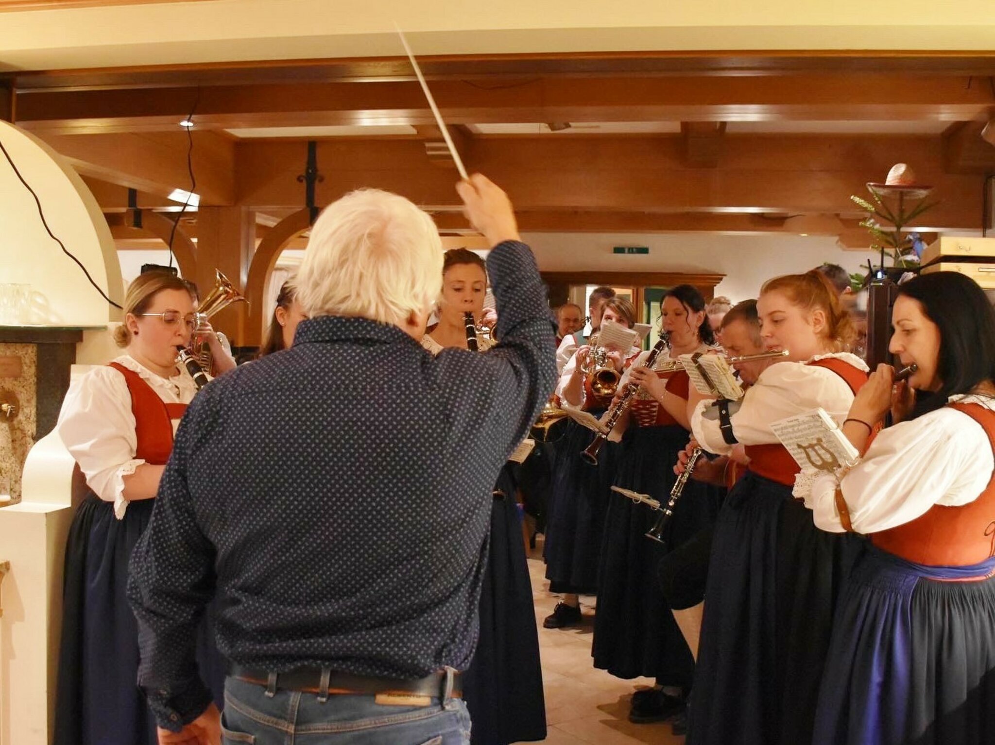 Erpfendorfer-Musik-Christbaum-wurde-versilbert-