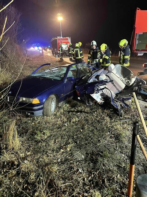 Das Auto wurde in zwei Hälften zerrissen, vermutlich durch einen Zusammenstoß mit einem Baum. | Foto: Feuerwehr Neudörfl