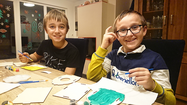 Moritz und Matteo Krainer haben Vogelhäuschen gebastelt, die unter allen Spendern verlost wurden. Der Sieg ging nach Wieselsdorf in Preding. | Foto: Krainer