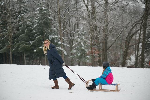 Vizebürgermeisterin Carola Schößwender (ÖVP), freut sich, dass die Rodelhügel für ein familienfreundliches Oberndorf in Zukunft geschützt werden: "So etwas wunderbares mitten im Ort". | Foto: Schößwender