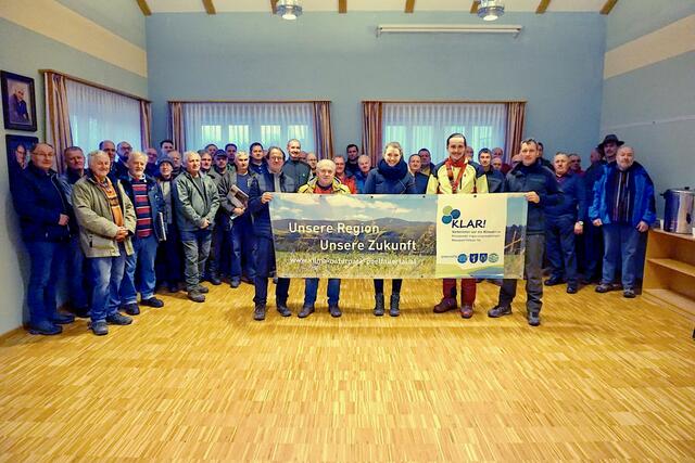 Abschlussbild der Exkursion mit den Forst-Experten und den Teilnehmerinnen und Teilnehmern. | Foto: KLAR! Naturpark Pöllauer Tal