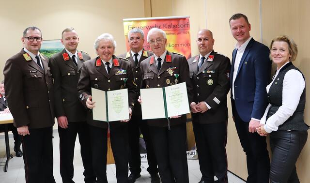 Johann Schwindsackl und Friedrich Neubauer erhielten das Verdienstkreuz in Gold. Gernot Rieger, Gernot Lenz, Ewald Wolf, Patrick Trummer, Michael Konrad und Sabine Jakubzig gratulierten.  | Foto: Edith Ertl