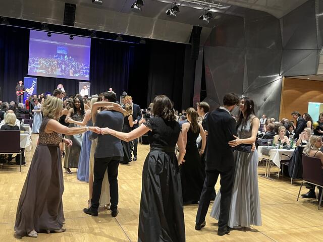 Das Tanzparkett war gut gefüllt.  | Foto: Sarah Asia Skarich