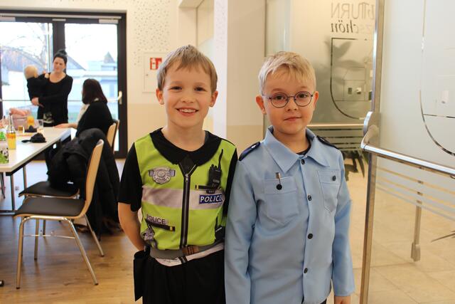 (v.l.n.r) Die Polizisten Michael und Johannes. 