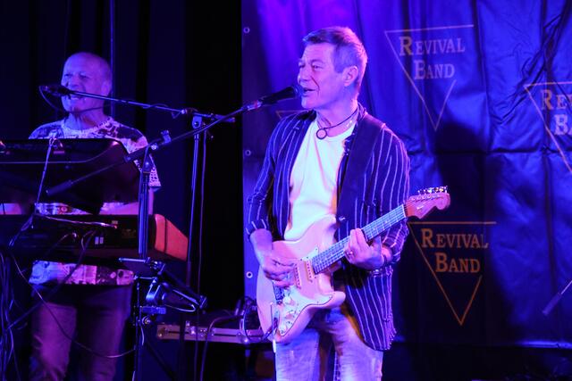 Zahlreiche Fans der Rock-Musik stellten sich in der Wallerseehalle ein.